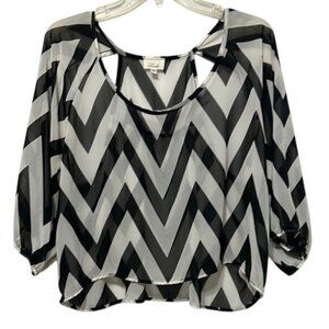 Lashes Brand Cropped Flowy Black & White Chevron V-Neck Blouse, Size Medium
